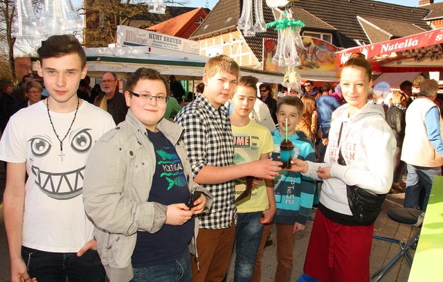 Das Slush-Eis passt farblich top zum Pulli des jungen Mannes im Hintergrund