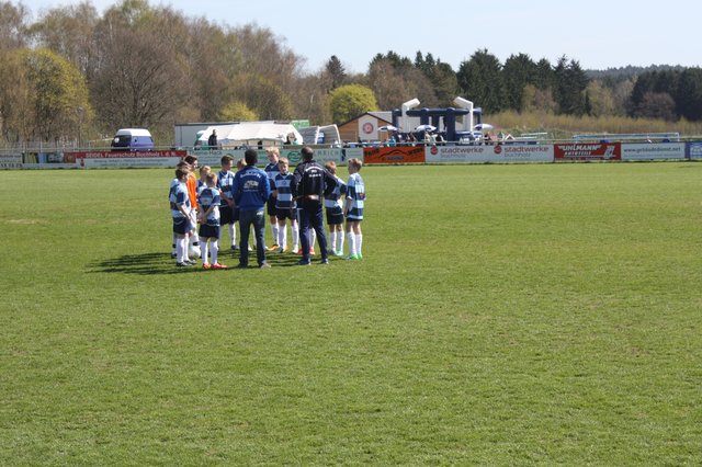 Versammeln vor dem Anpfiff: Die 2001er-Junioren bestritten eine Einlagespiel gegen die 2000er