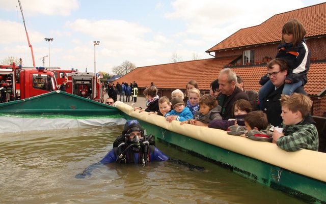 Feuerwehr-Meile am Sonntag: Rettungstaucher Lennert Tümmler bei der Vorführung im randvoll mit Wasser gefüllten Container