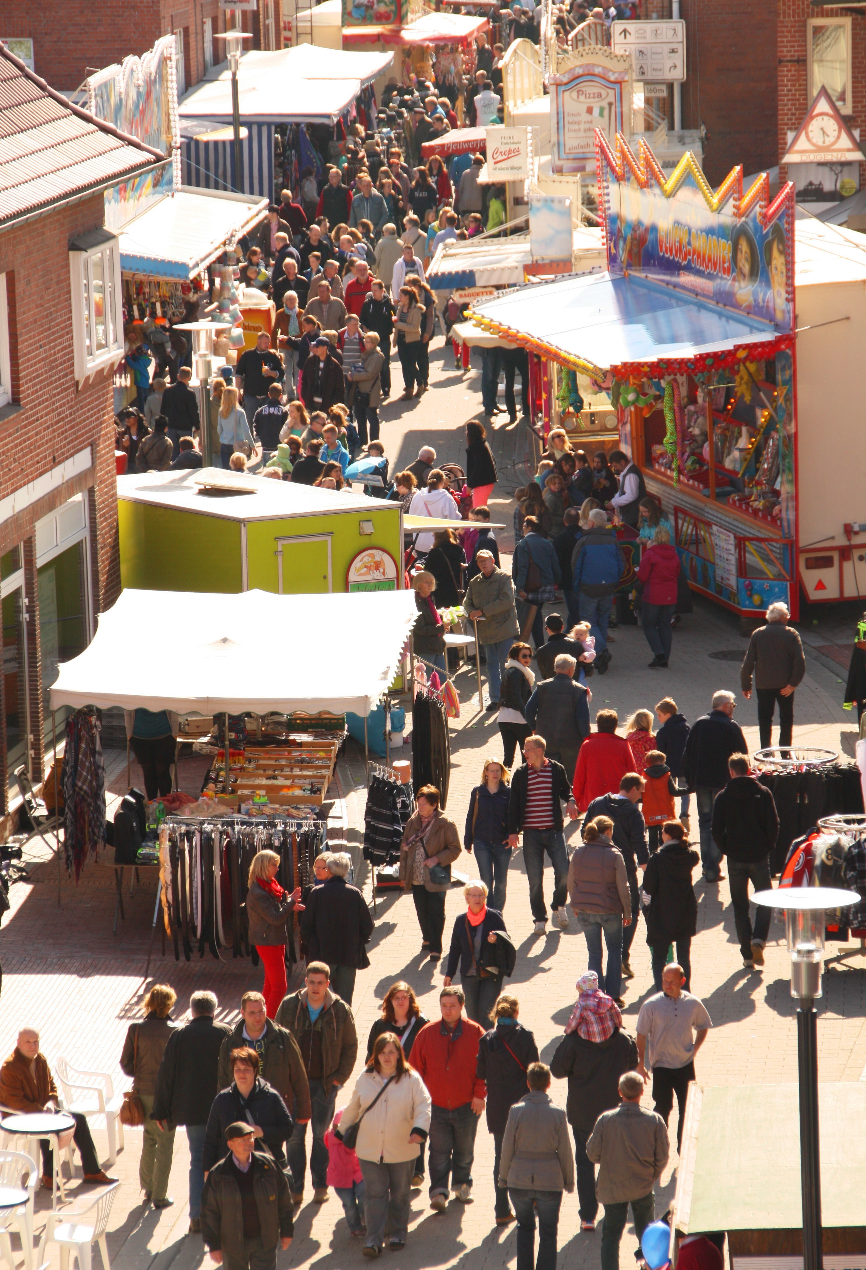 Auf der Marktstraße waren scharenweise Besucher unterwegs