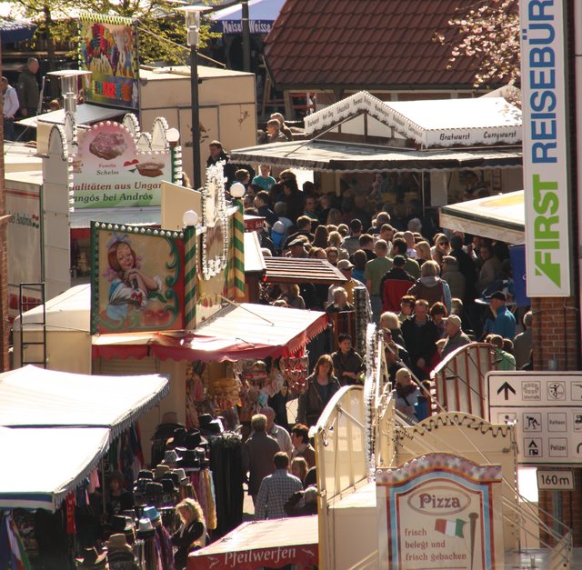 Die Besucher drängten sich zwischen den Buden
