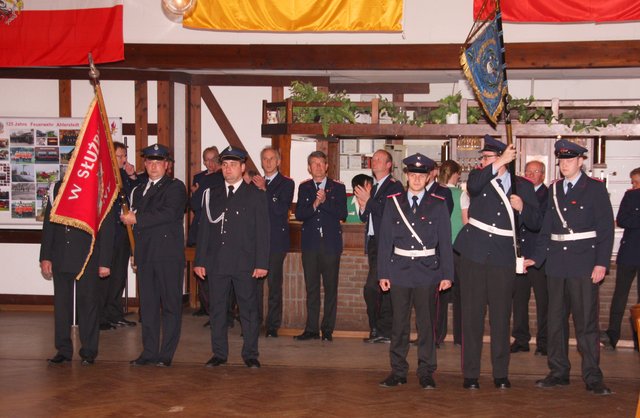 Einmarsch der Fahnenträger. Links die Delegation der Freiwilligen Feuerwehr aus Budzyn, Ahlerstedts polnischer Partnergemeinde