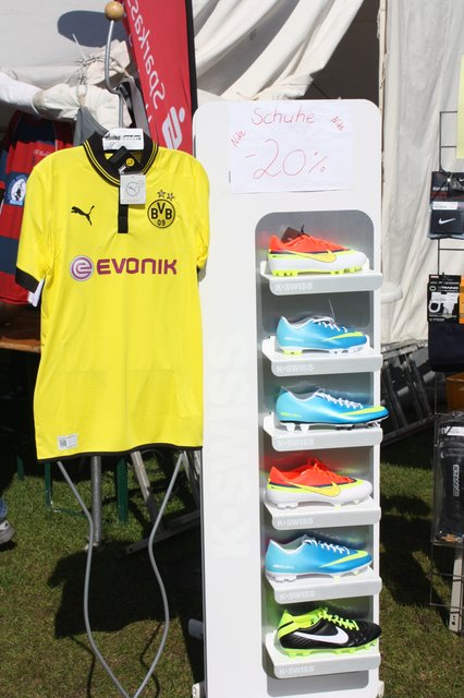 Neue Schuhe waren ebenso begehrt wie Trikots des Champions-League-Finalisten Borussia Dortmund