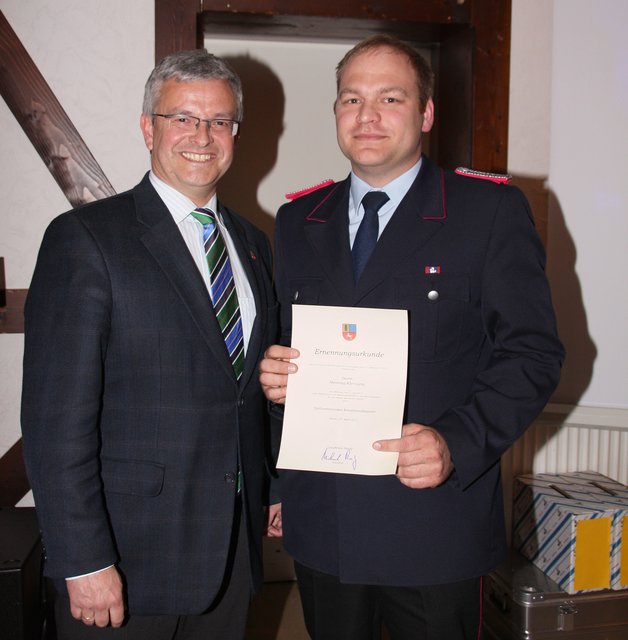 Neuer Stellvertreter für den Südkreis wird Henning Klensang aus Bargstedt. Auch er erhielt vom Landrat seine Ernennungsurkunde