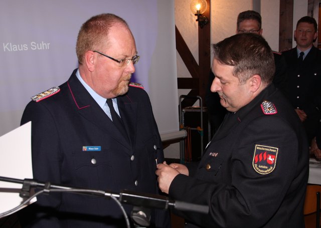 Die höchste Ehrung an diesem Nachmittag wurde Klaus Suhr zuteil: Er bekam vom stellvertretenden Landesvorsitzenden Uwe Quante das silberne Feuerwehr-Ehrenkreuz angesteckt