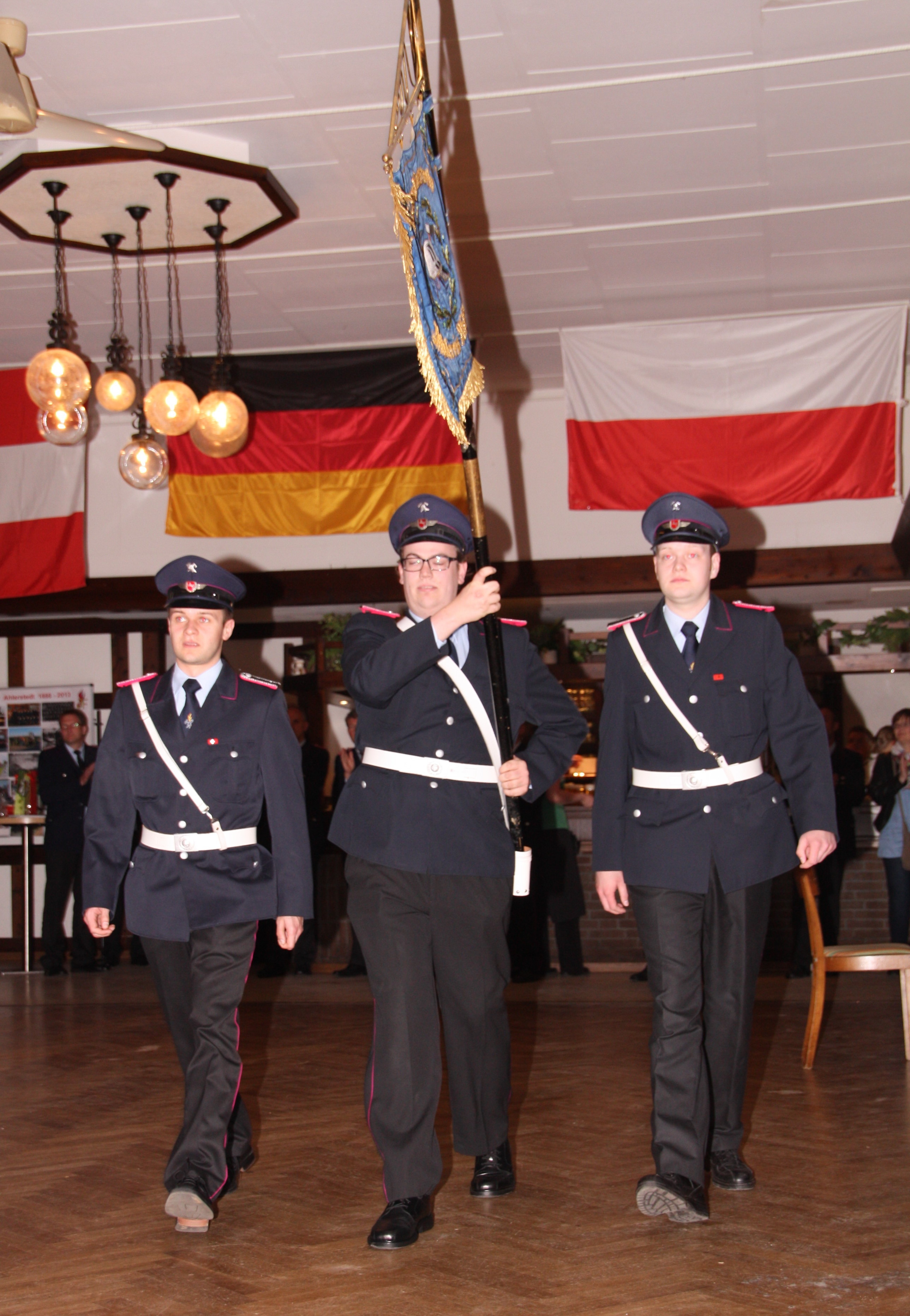 Auftakt des Festabends: Die Fahne der Freiwilligen Feuerwehr Ahlerstedt wird in den Saal gebracht
