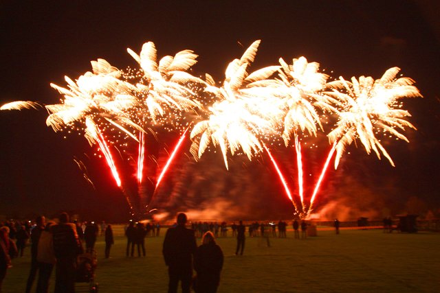 Das prächtige Jubiläums-Feuerwerk wurde von vielen Ahlerstedtern bestaunt