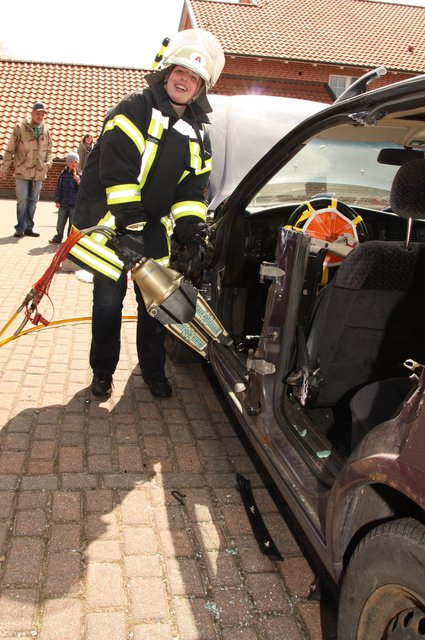 Auf der Feuerwehrmeile am Sonntag dürfen die Besucher selbst Hand anlegen