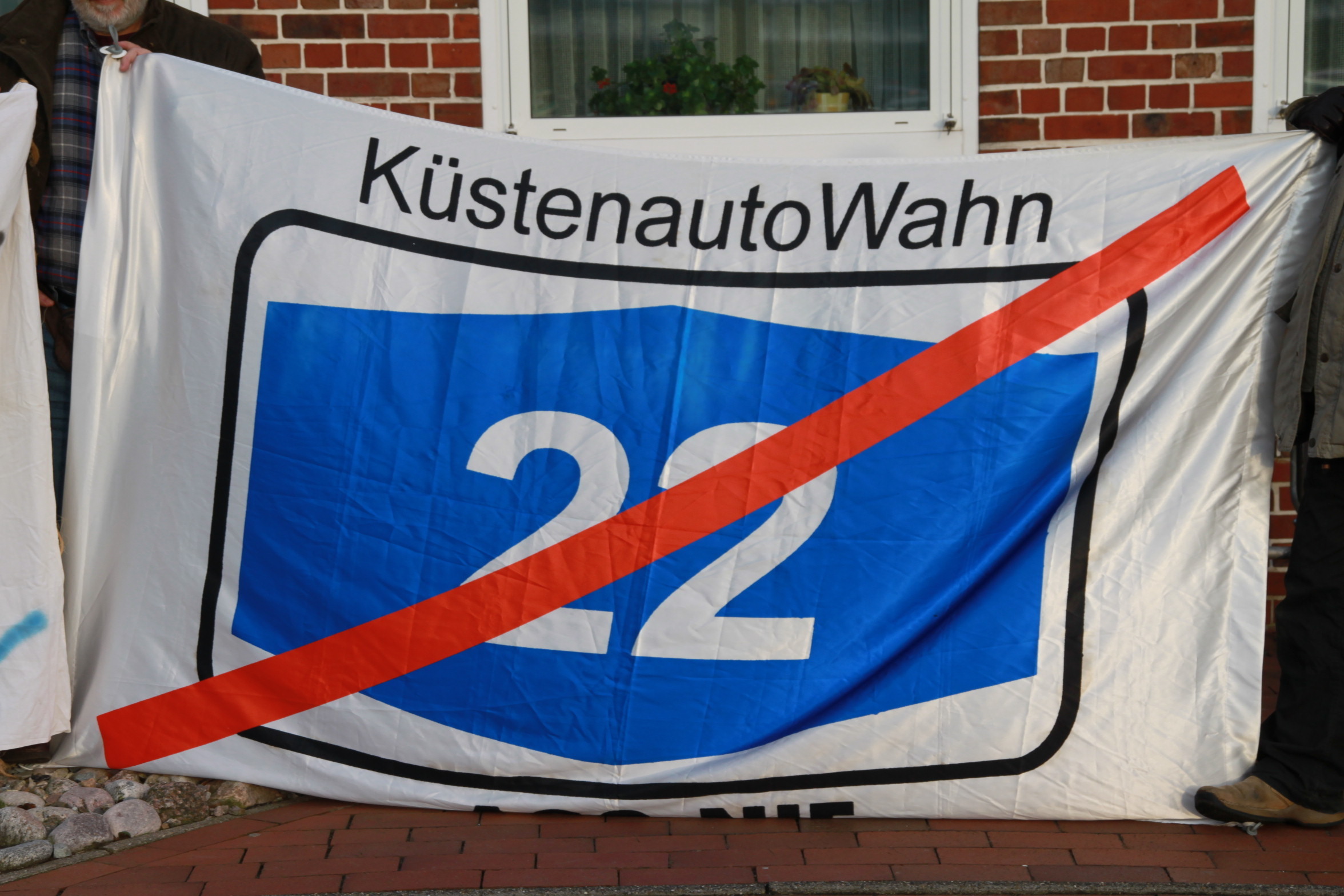 Protest-Banner der Autobahngegner, gezeigt im Februar 2013 bei der "Regionalkonferenz Küstenautobahn" im Stader Kreishaus