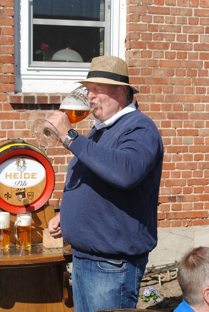 Kampf gegen "Unterhopfung": "XXL-Ostfriese" Tamme Hanken genießt ein XXL-Bier