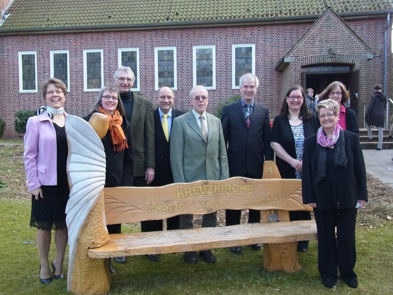 Ortsbürgermeister und Kirchenvorstand mit der Engelbank: (v. li.) Silvia Kröger, Annelie Zeyher, Rüdiger Tadeus, Wolfgang Petermann, Gerhard Martens, Uwe Lange, Annegret Brach, Almut Christ und Renate Weber