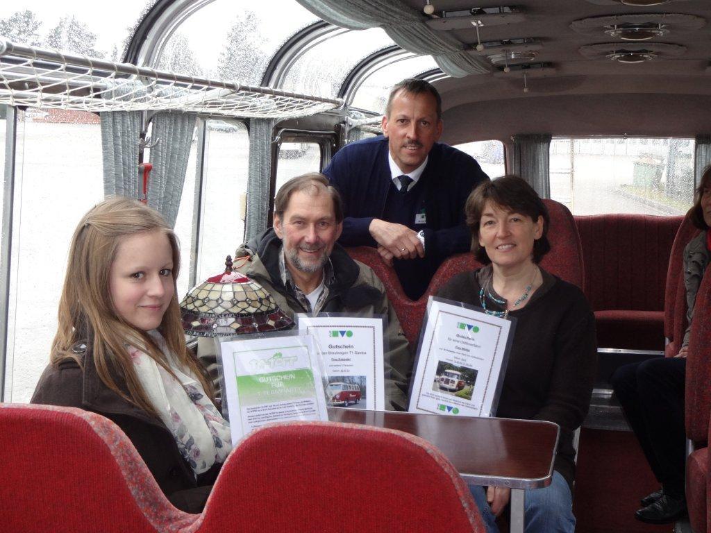 Die Gewinner Anika Glanz, Thorsten Prang und Christelle Mollet (. li.) mit KVG-Mitarbeiter Michael Eroms (hinten)