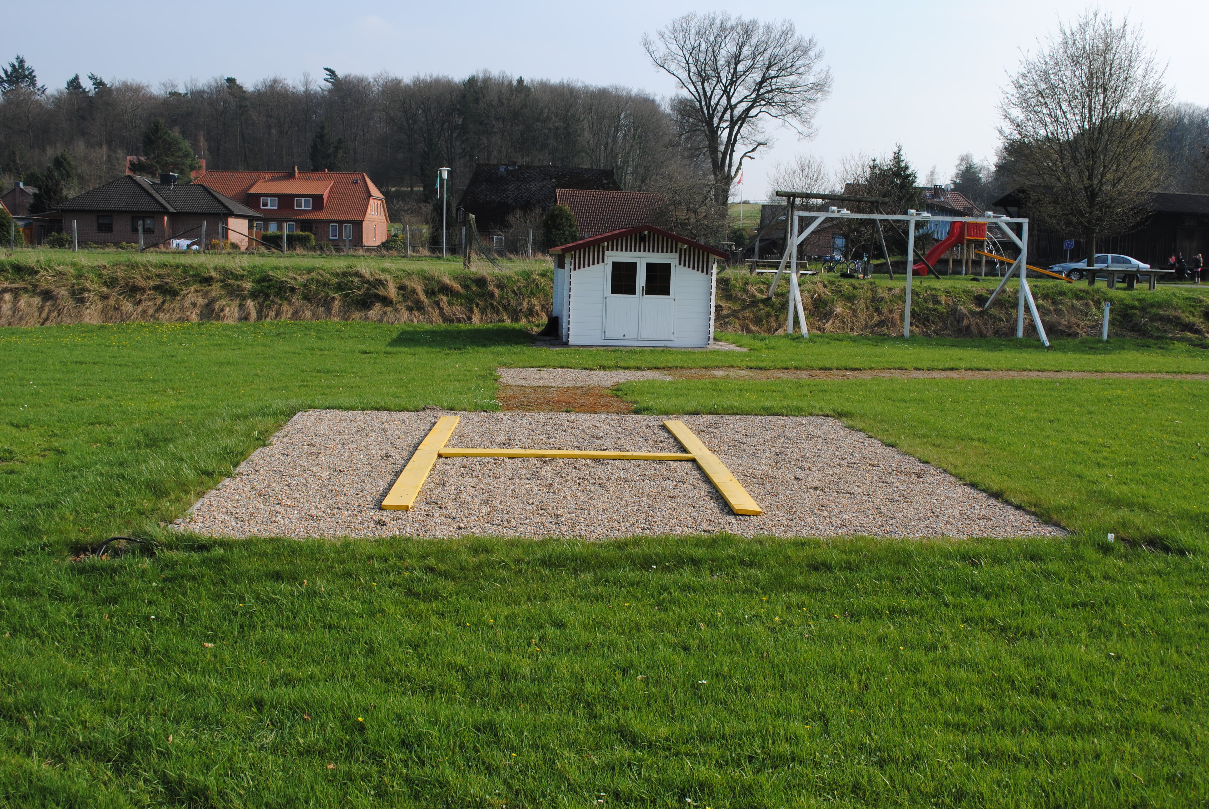 Auf diesem selbst gebauten Landeplatz setzte die Pilotin den Hubschrauber auf