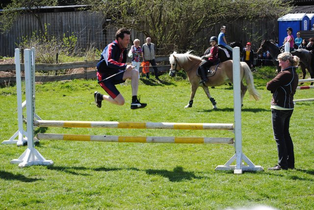Mann gegen Pferd: Beim "Jump and Run"-Wettstreit bewies auch Jens Bartholdt sportliches Talent