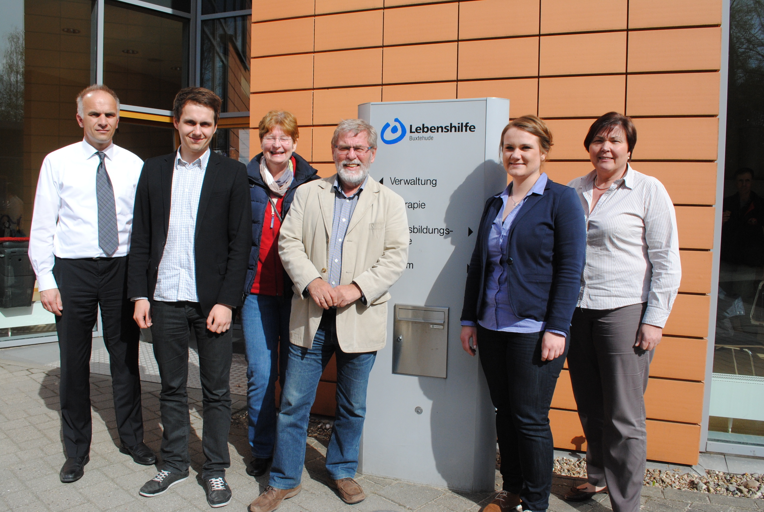 Der Bundestagsabgerodnete der Grünen, Sven Christian Kindler (2.v.l.) hat die Lebenshilfe in Buxtehude besucht