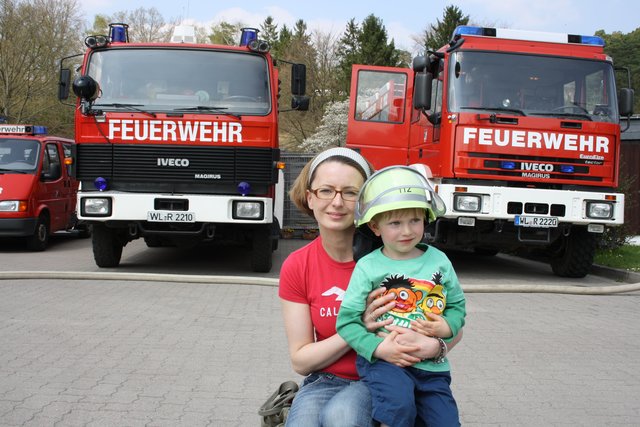 Julius (3) mit Mama Alex hatte viel Spaß auf dem Feuerwehrtag