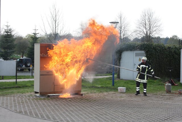 ...ist keine gute Idee. Das zeigte die Einsatzabteilung der Bendestorfer Feuerwehr den Zuschauern