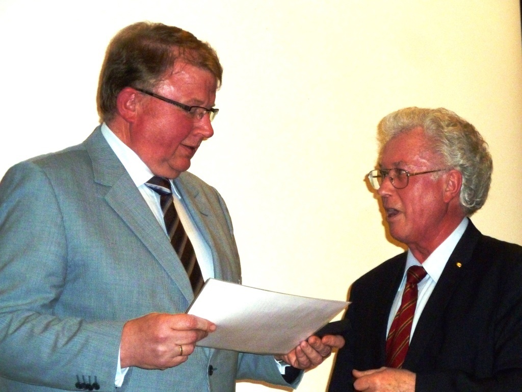 Überreichung der Urkunde (v. li.): Rudolf Meyer und Herbert Bunk