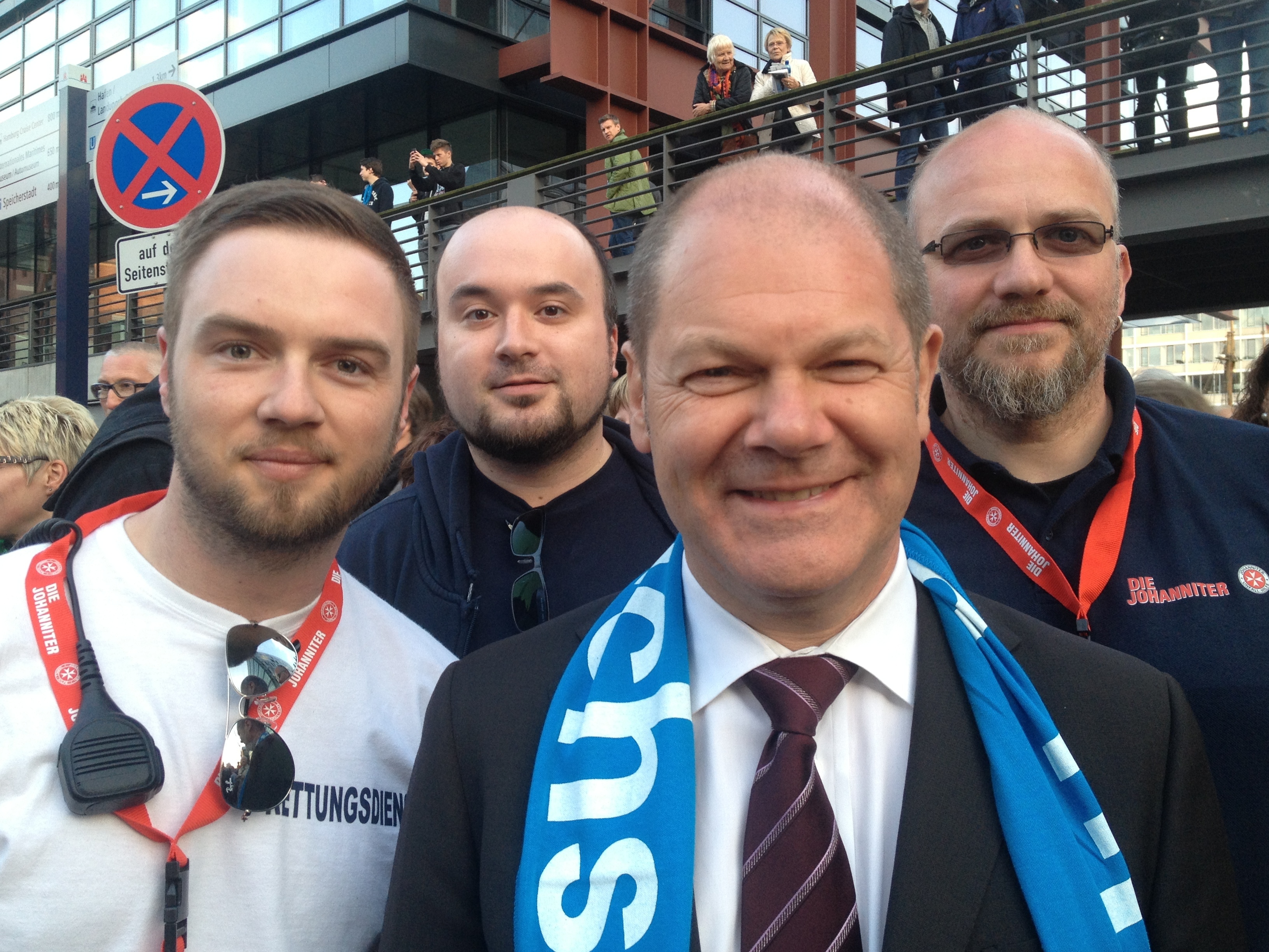Beim Kirchentag: die Stader Johanniter Florian Riesling (li.) Timo Grueter (2. v. li.), und Markus Wockenfuß (re.) mit Bürgermeister Olaf Scholz