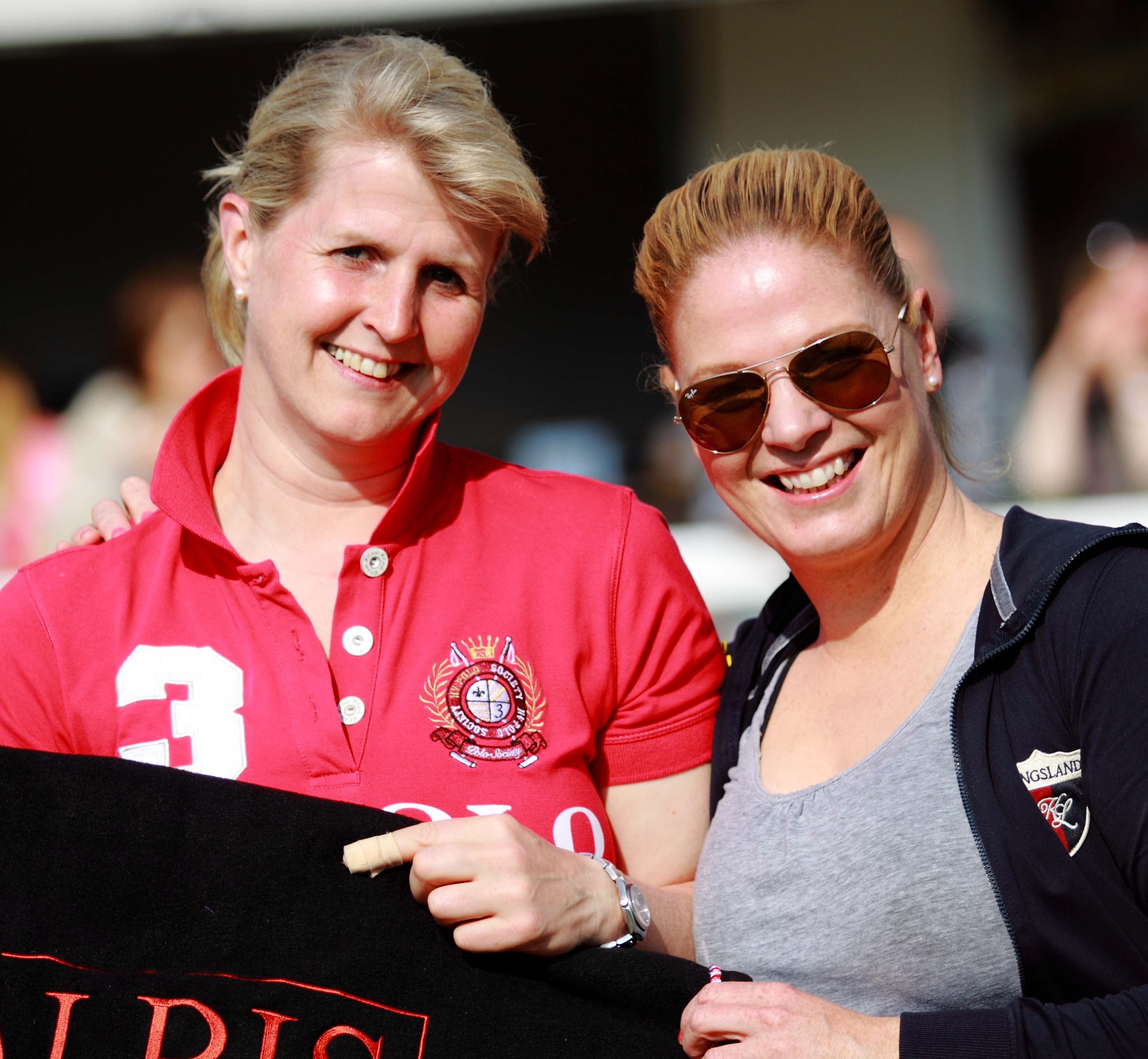 Mit der Frühlingssonne um die Wette strahlten auch Turnierleiterin Kristine Meyer-Stahmleder (li.) und Jesteburgs Vereinsvorsitzende Mirja Albrecht (re.)
