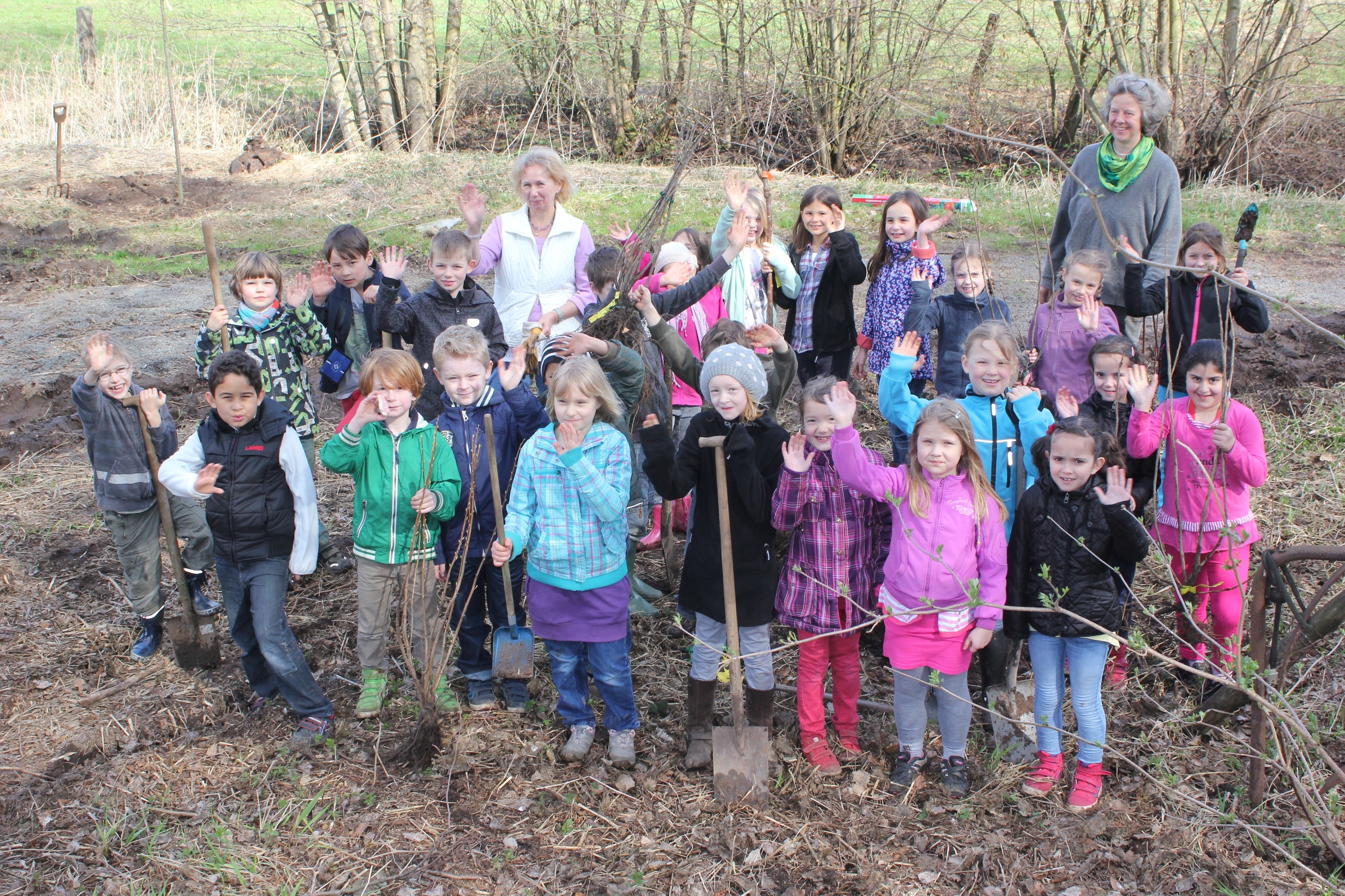 Die Kinder der Klasse 2b aus Hittfeld erweiterten die Streuobstwiese an der Wassermühle Karoxbostel um einen "Knebusch"