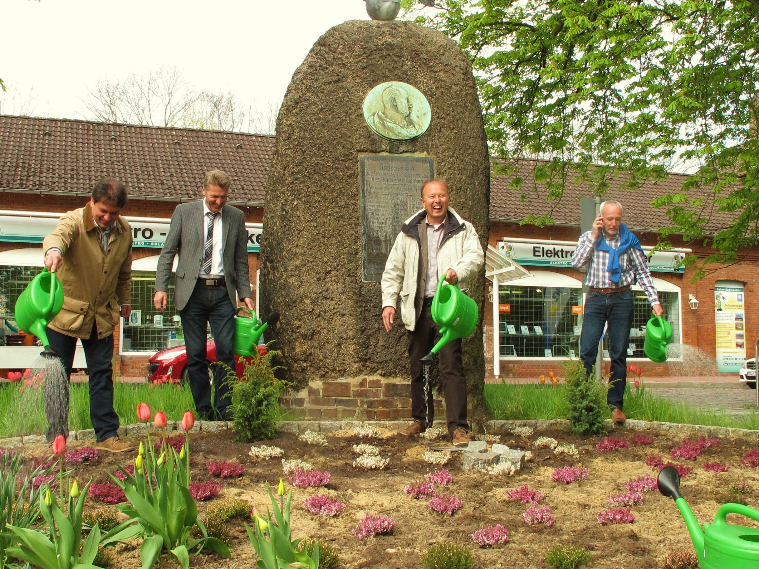 Trafen sich zur Pflanzaktion in Horneburg (v. li.): Hermannsburgs Bürgermeister Axel Flader, Horneburgs Bürgermeister Hans-Jürgen Detje, Samtgemeindebürgermeister Gerhard Froelian und Rainer Vogeler, stellvertretender Bürgermeister aus Hermannsburg