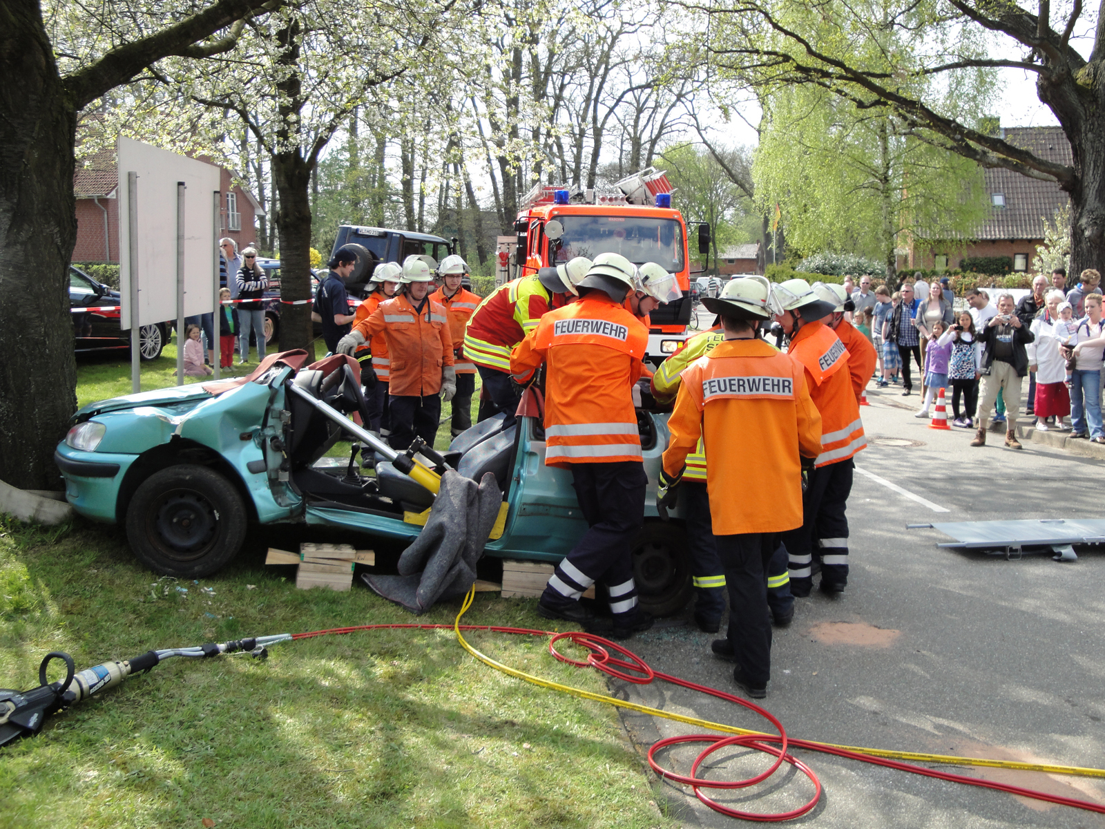 Spannend: Beim Tag der offenen Tür demonstrierten die Feuerwehrleute auch die Rettung einer eingeklemmten Person bei einem Verkehrsunfall