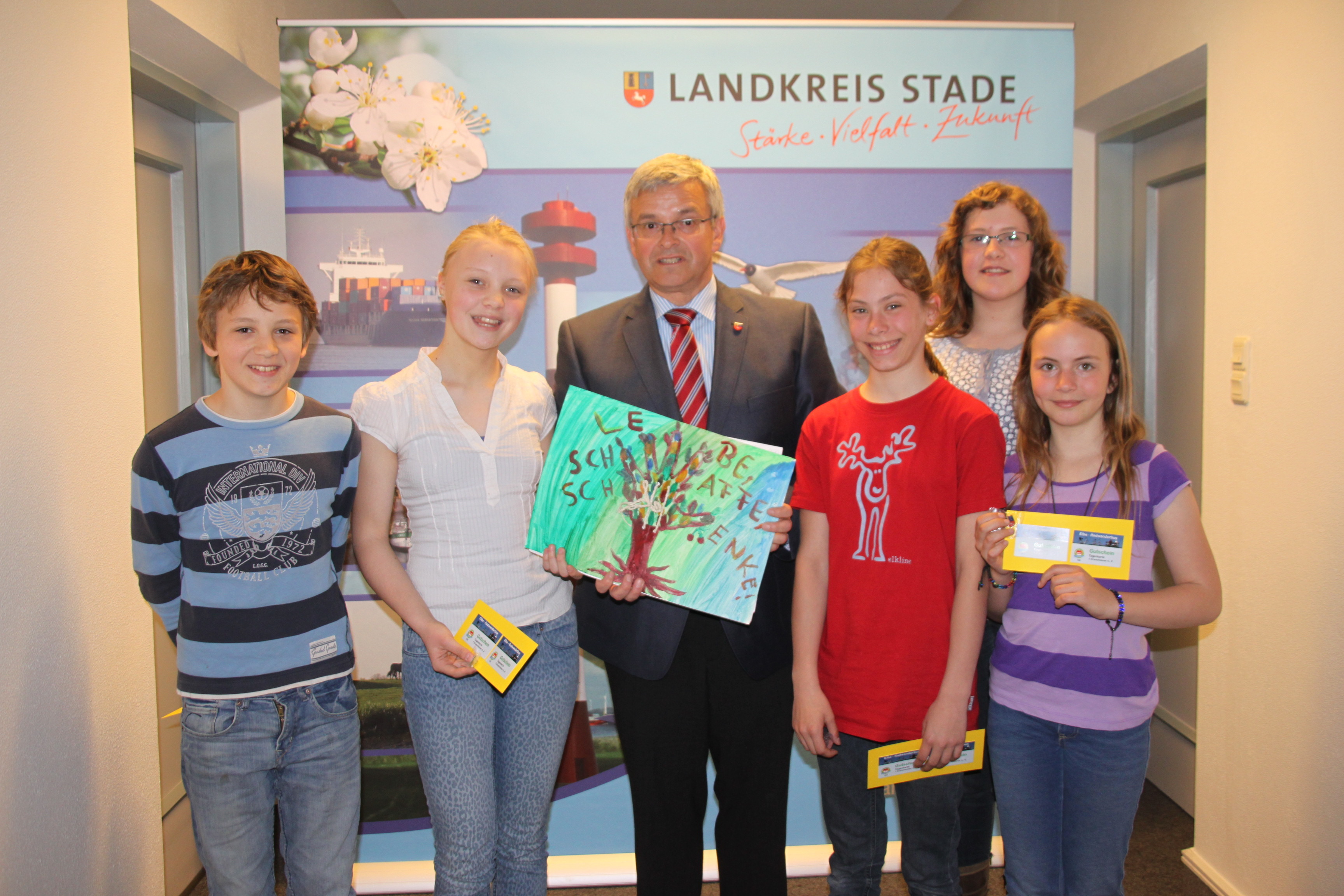 Überreichten die Unterschriften an Landrat Michael Roesberg (v. li.): Jonas, Lene, Laura, Thea und Emily