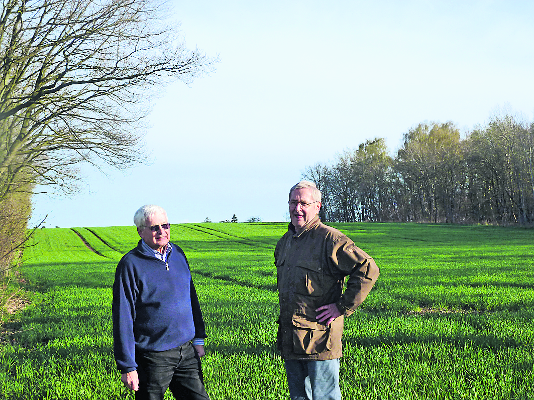 Steinbecks Ortsbürgermeister Kurt Hölzer und der Landschaftsplaner im Ruhestand, Uwe Derboven, beim Ortstermin neben der Steinbecker Grundschule