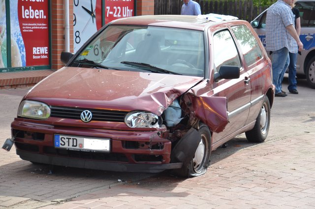 Der Golf prallte gegen eine Straßenlaterne | Foto: Polizei