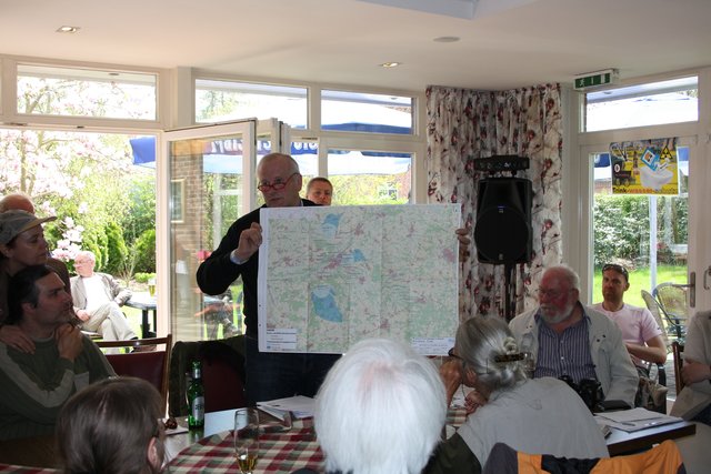Ein Bürger aus dem vom Fracking stark betroffenen Landkreis Rotenburg zeigt die Ausmaße des Problems