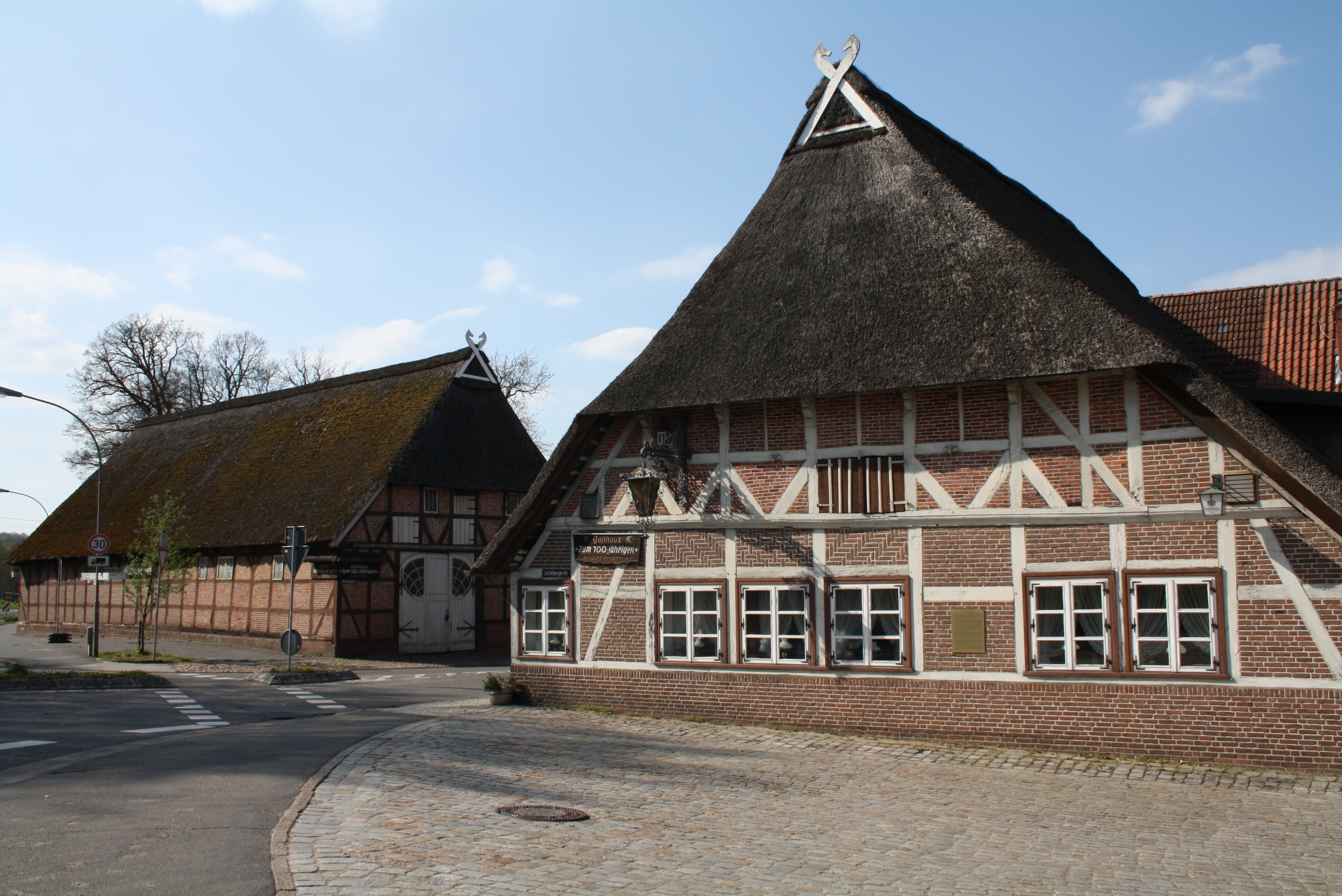 Das Gasthaus an der Harburger Straße wurde im 15. Jahrhundert gegründet. Seit 1814 wird es von Familie Steinwehe betrieben
