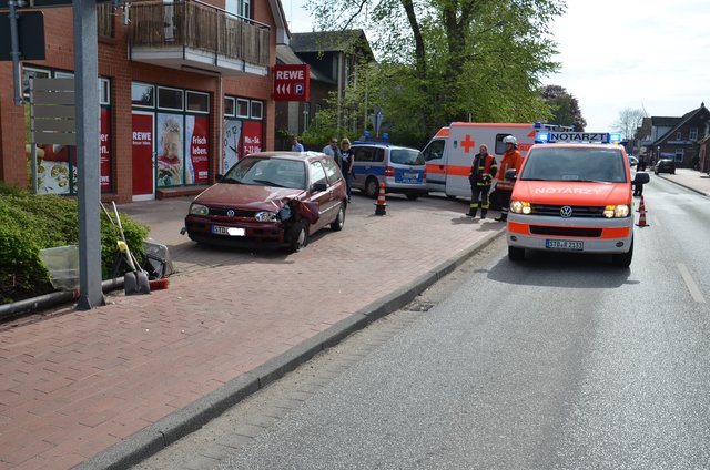 Zwei Notärzte kümmerten sich um den lebensgefährlich verletzten Mann | Foto: Polizei