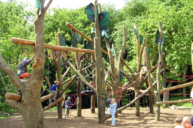 Auf dem großen Freigelände des Nationalpark-Zentrums warten auf die jüngsten Familienmitglieder jede Menge Spielgeräte zum Ausprobieren | Foto: djd/Nationalpark-Zentrum KÖNIGSSTUHL Sassnitz gGmbH