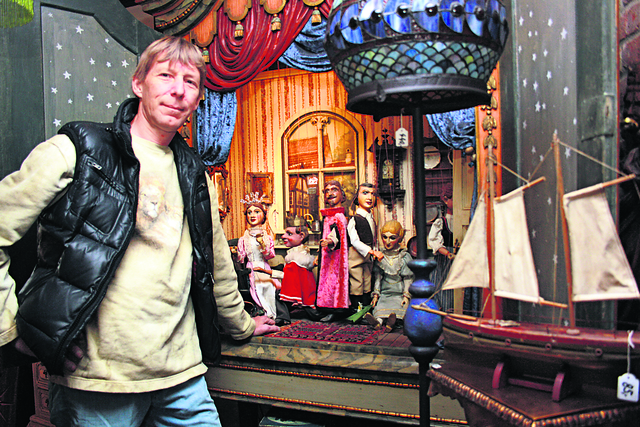 Ein besonderer Schatz: Jens-Peter Smutek vor dem 200 Jahre alten Puppentheater
