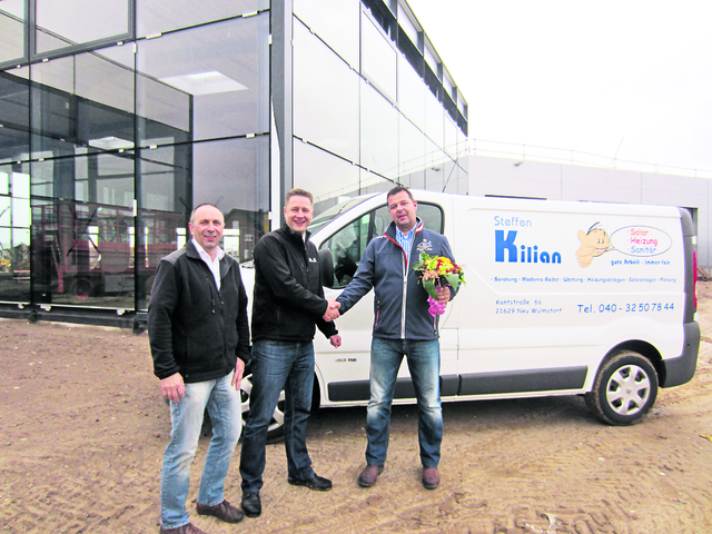 Betriebsleiter Steffen Weseloh (Mitte) und Serviceleiter Ralf Ellefsen Steffen Kilian (li.) übergaben das neue Fahrzeug an Steffen Kilian