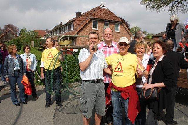 Ein Hahn für den König: Die Majestät der Helmstorfer Schützen Manfred Wiese (Mitte) ging beim Hähnewettkrähen auf Geflügelsuche