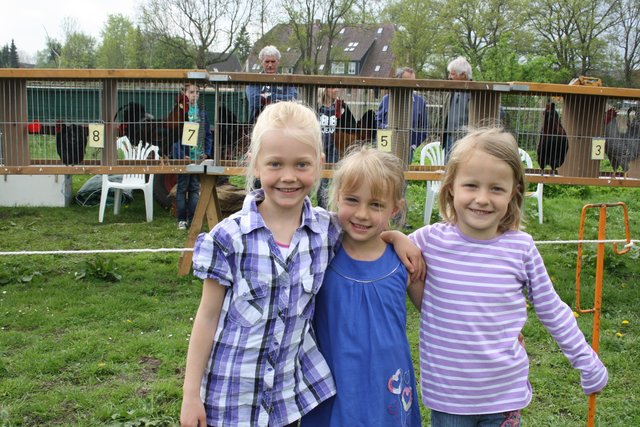 Evelina, Neele und Amelie (v. li.) hatten viel Spaß beim Hähnewettkrähen in Lindhorst