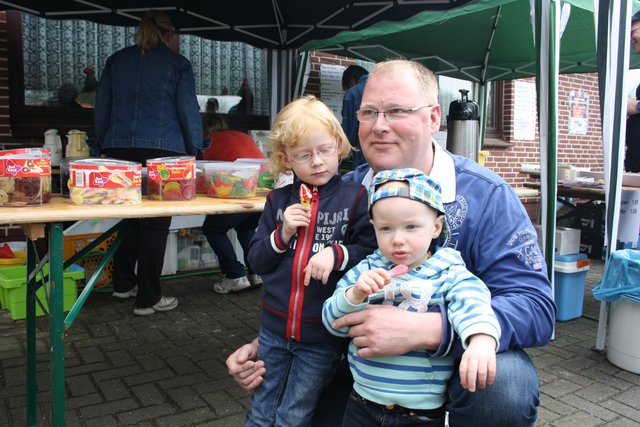 Genossen den Trubel: Vater Marco Zahn mit Tessa (li) und Noah