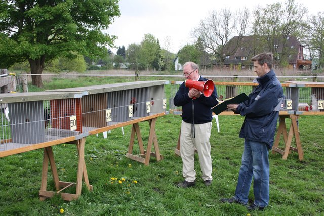 Pressesprecher Rainer Dettmann stellte jeden gefiederten Kandidaten vor