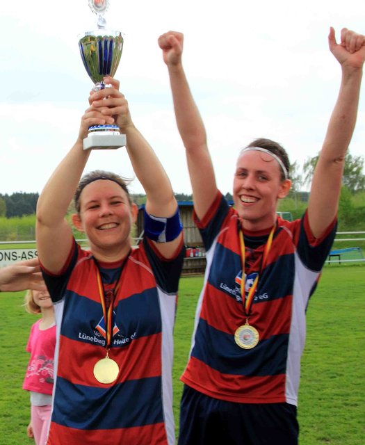 "Wir haben den Bezirkspokal," freuen sich (v.l.) Alexa von Bargen (li.) und Sonja Timpe (re.)