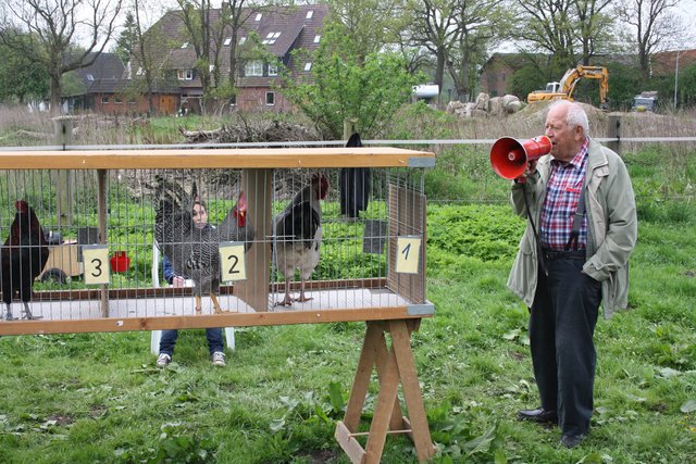 Jürgen Niemyer, Urgestein des Klecker Nutzgeflügelzuchtvereins, eröffnete das Wettkrähen
