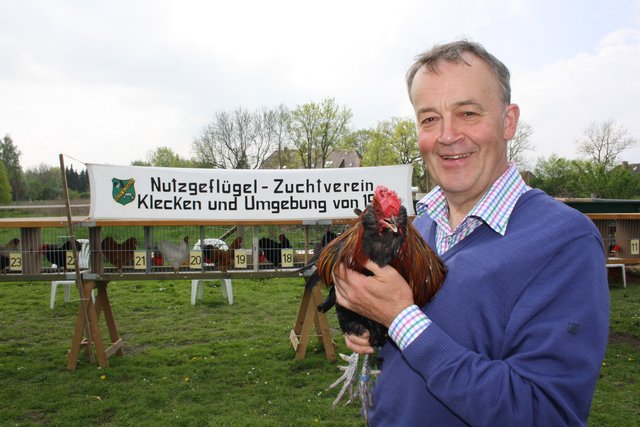 Willi Thiemann mit seinem Champion. Auf 123 Krährufe brachte sein Appenzeller Barthahn