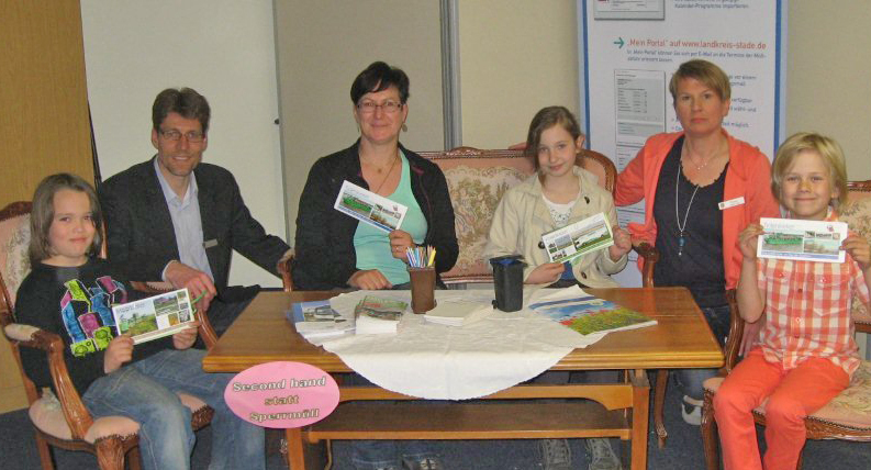 Bei der Preisverleihung (v. li.): Jason Boye, Amtsleiter Heiko Köhnlein, Friedrike Struad, Vanessa Stib, Anja Breuer (Abfallberatung) und Leon Lührs