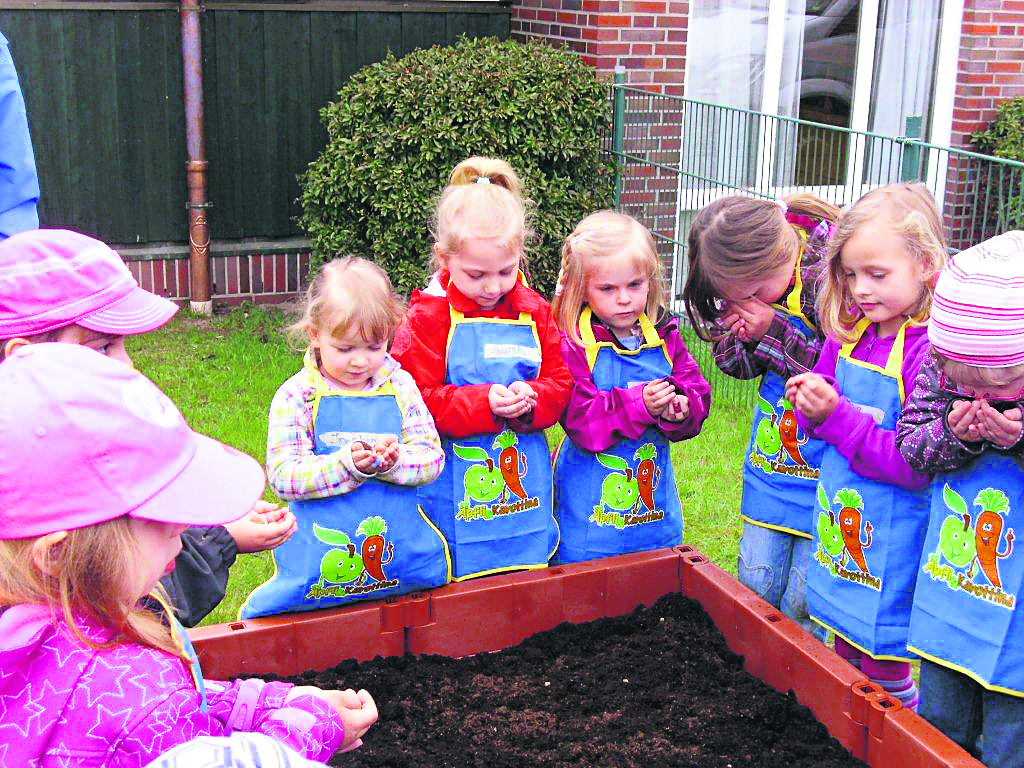 Die Kinder gingen begeistert ans Werk, das Hochbeet mit Erde zu befüllen und zu bepflanzen