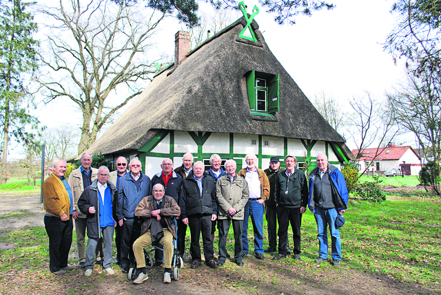 Wiedersehen nach 60 Jahren: Schüler einer früheren Hamburger Mittelschule am Schulheim in Wohlesbostel