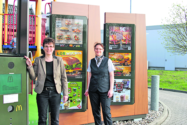 Achten auf den perfekten Service bei McDonald's: Frauke Petersen-Hanson (li.) und Restaurantmanagerin Isabelle Erdmann