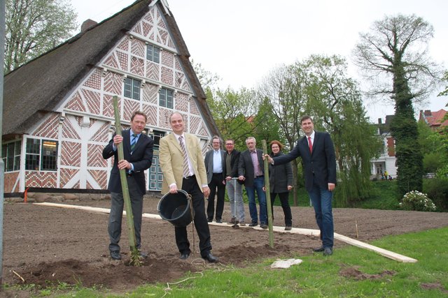 Pflanzten Weiden (v. li.): Hermann Schulte, VGH, Dr. Hans-Eckhard Dannenberg und Dr. Volker Drecktrah, Geschichts- und Heimatverein, Museums-Chef Dr. Sebastian Möllers, Gerd Beckmann, Geschichts- und Heimatverein, Projektleiterin Barbara Drewes und Carsten Behr, Chef der Bingo-Stiftung