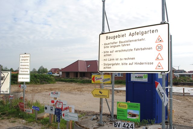 Alle Grundstücke im "Apfelgarten" sind verkauft. Dieses Warnschild könnte womöglich bald abgebaut werden