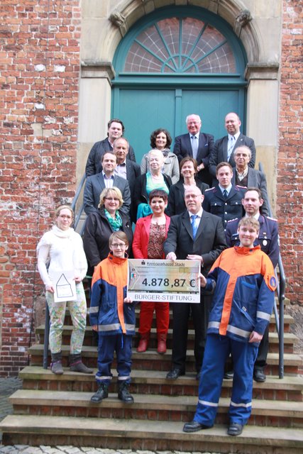 Jörg Freese (Mi.), Filialdirektor der Kreissparkasse Stade, übergab den symbolischen Spendenscheck im Beisein von Stiftungsvorstandsmitgliedern an Vertreter von fünf Institutionen